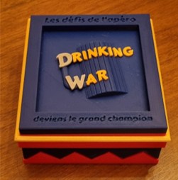 Boîte de rangement imprimée en 3D pour le jeu Drinking War, couleurs bleu et rouge avec logo en relief or et argent, modélisée sur FreeCAD.