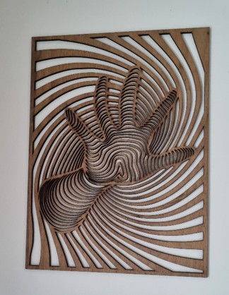 Cadre mural en bois avec une illusion d'optique en découpe laser représentant une main en relief.