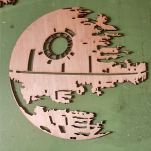 Avant-dernière couche en bois ajouré au laser montrant les détails complexes de la station spatiale.