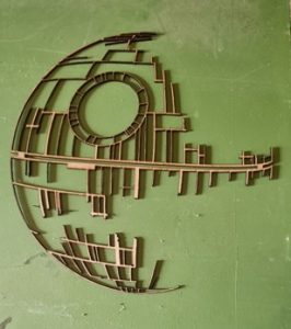 Cinquième et dernière couche supérieure en bois brut avec les détails les plus fins et le superlaser de l'Étoile de la Mort.