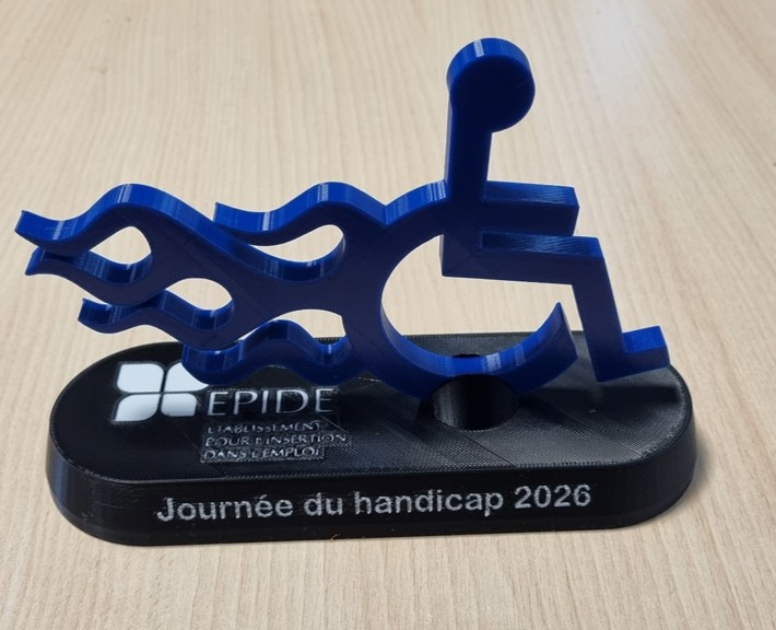 Trophée finalisé pour la Journée du handicap 2026, imprimé en 3D avec socle noir et écriture blanche.