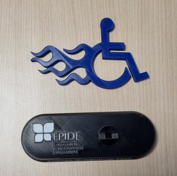 Trophée finalisé pour la Journée du handicap 2026, imprimé en 3D avec socle noir et écriture blanche.