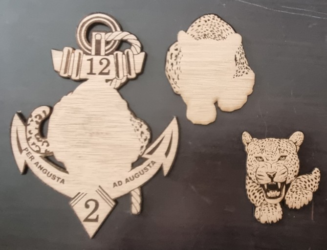 Pièces en bois découpées au laser avant assemblage de l'insigne du 2ème RIMa.
