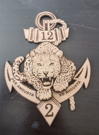 Insigne militaire du 2e RIMa en relief 3 couches de bois verni.