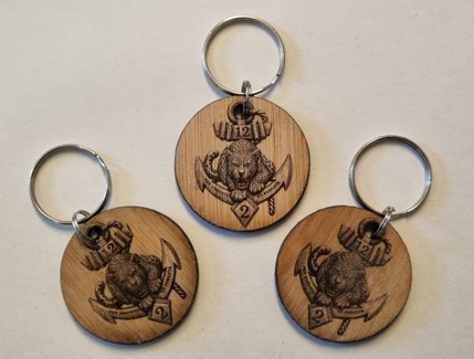 Porte-clés ronds en bois gravés au laser avec design d'insigne militaire.