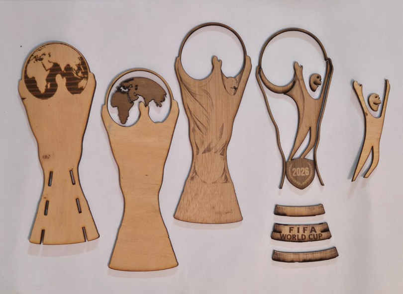 Pièces en contreplaqué découpées au laser avant assemblage du trophée