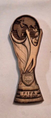 Trophée de la Coupe du Monde 2026 en bois découpé au laser et assemblé en relief