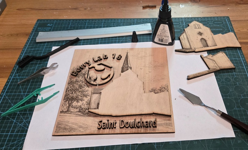 Établi du maker avec pinces, colle et éléments en bois en cours d'assemblage.