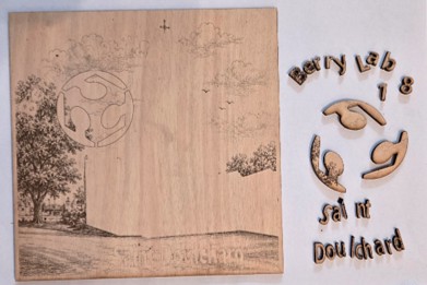 Plaque de fond en contreplaqué gravée au laser avec les lettres découpées Berry Lab 18 et Saint-Doulchard.