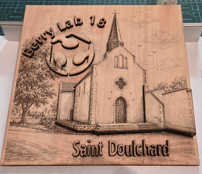 Cadre final en bois gravé et découpé au laser représentant l'église de Saint-Doulchard en relief 3D.