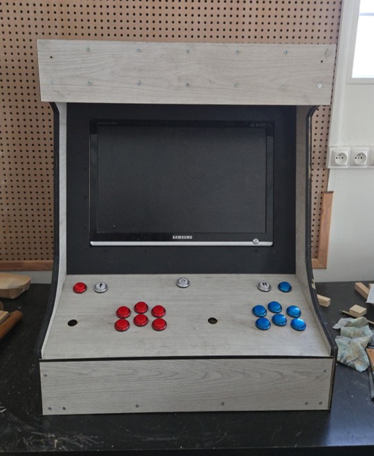 Écran Samsung intégré dans le châssis en bois du bartop