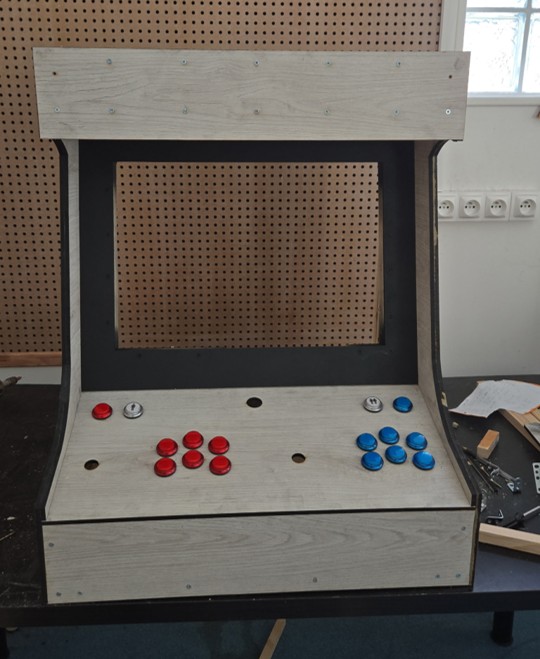 Panel de contrôle de la borne d'arcade avec boutons rouges et bleus intégrés